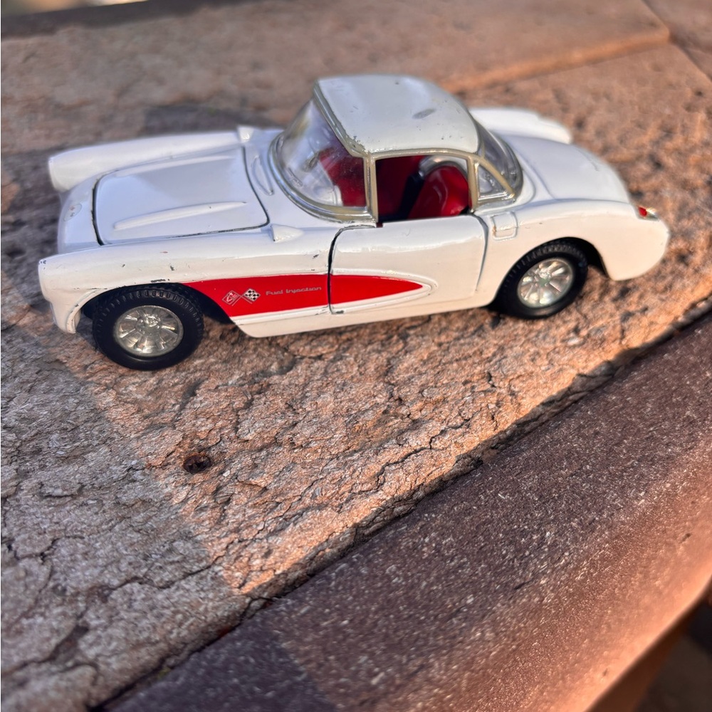 1957 Chevy Corvette Fuel Injected Diecast Car White Red 1:24 Scale FLAWS AS IS